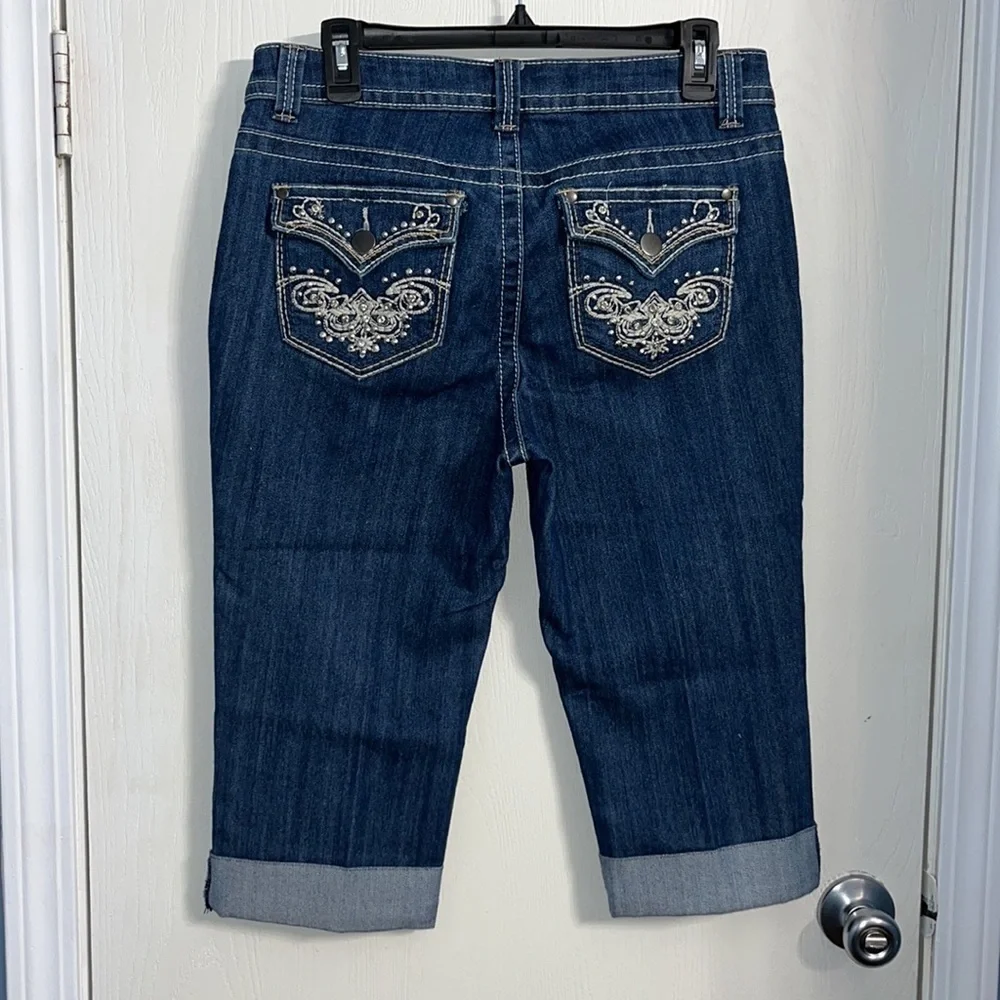 Roz&Ali Jean capris with design on front pocket and back pockets like new - Picture 4 of 5
